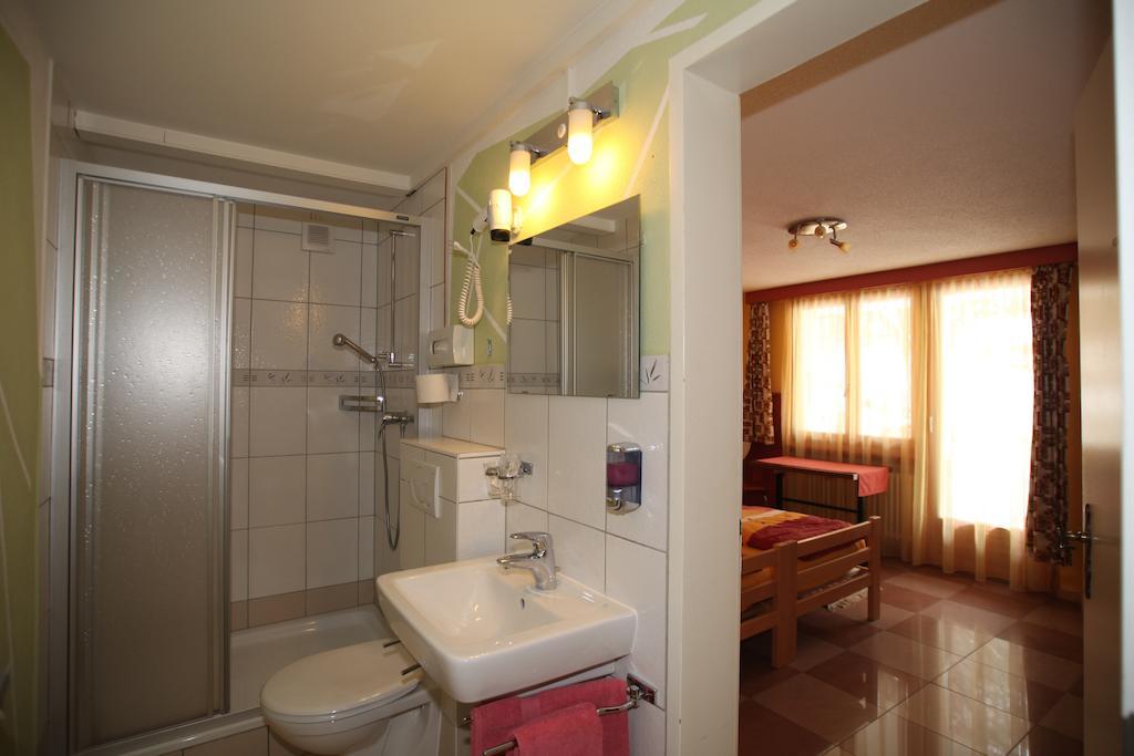 Hotel Klein Matterhorn Randa Room photo